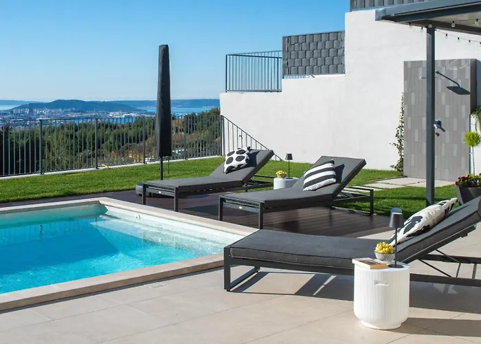 New! Bella Ciao: A Stylish 3-bedroom Retreat With Spectacular Split And Sea Views ヴィラ